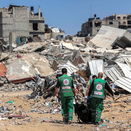 Paramedici palestinesi in prossimità dell'ospedale Al-Shifa